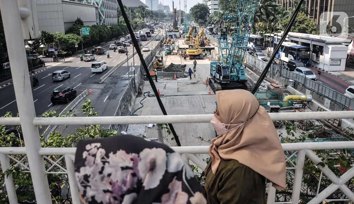 Aktivitas proyek pembangunan Mass Rapid Transit (MRT) Fase 2A Bundaran HI-Harmoni di Jalan MH Thamrin, Jakarta, Senin (14/3/2022). Proyek MRT Fase 2A ditargetkan rampung pada 2025. (merdeka.com/Iqbal S. Nugroho)