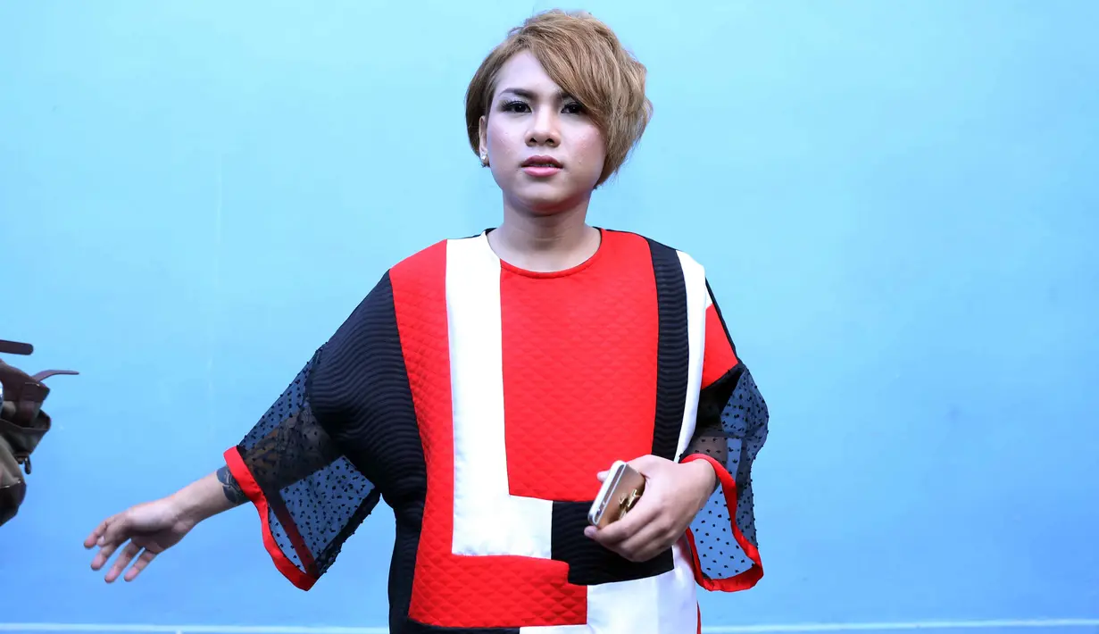 Sikap makin menjauh darinya, juga ditunjukkan saat rumah tangganya mulai bermasalah. Evelyn berusaha untuk menghubungi suaminya tapi usaha itu selalu gagal. Aming sudah berpesan jangan diganggu lagi. (Nurwahyunan/Bintang.com)