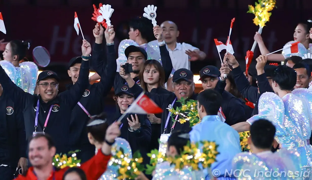 CdM Tim Indonesia untuk Asian Games, Basuki Hadimuljono (tengah) bersama sejumlah atlet Indonesia mengikuti upacara penutupan Asian Games 2022 yang berlangsung di Hangzhou Olympic Sports Centre Stadium, Hangzhou, China pada Minggu (08/10/2023). (NOC. Indonesia)