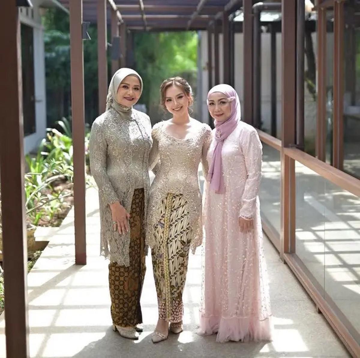 6 Pesona Putri Willy Dozan dan Betharia Sonata saat Tunangan, Sederhana Kenakan Kebaya Coklat