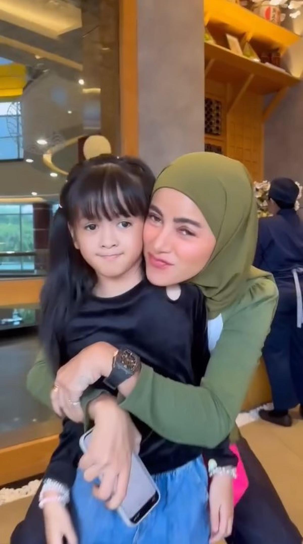 7 Potret Adreena Anak Bungsu Olla Ramlan yang Ultah ke-7, Makin Cantik
