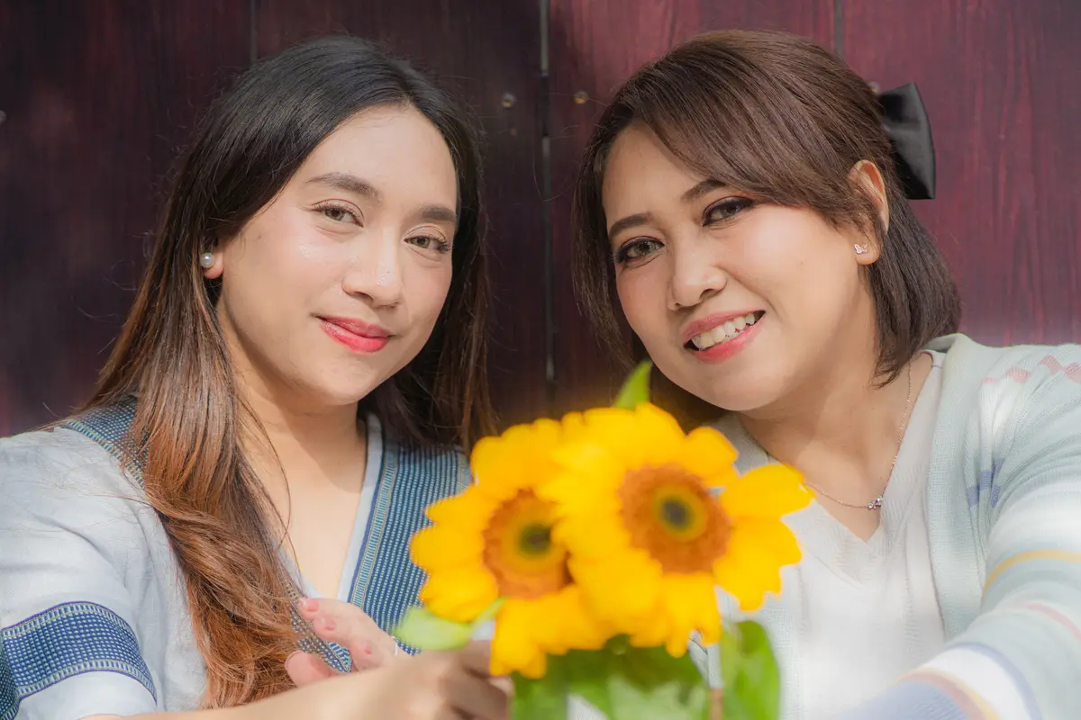 wanita februari dua bunga