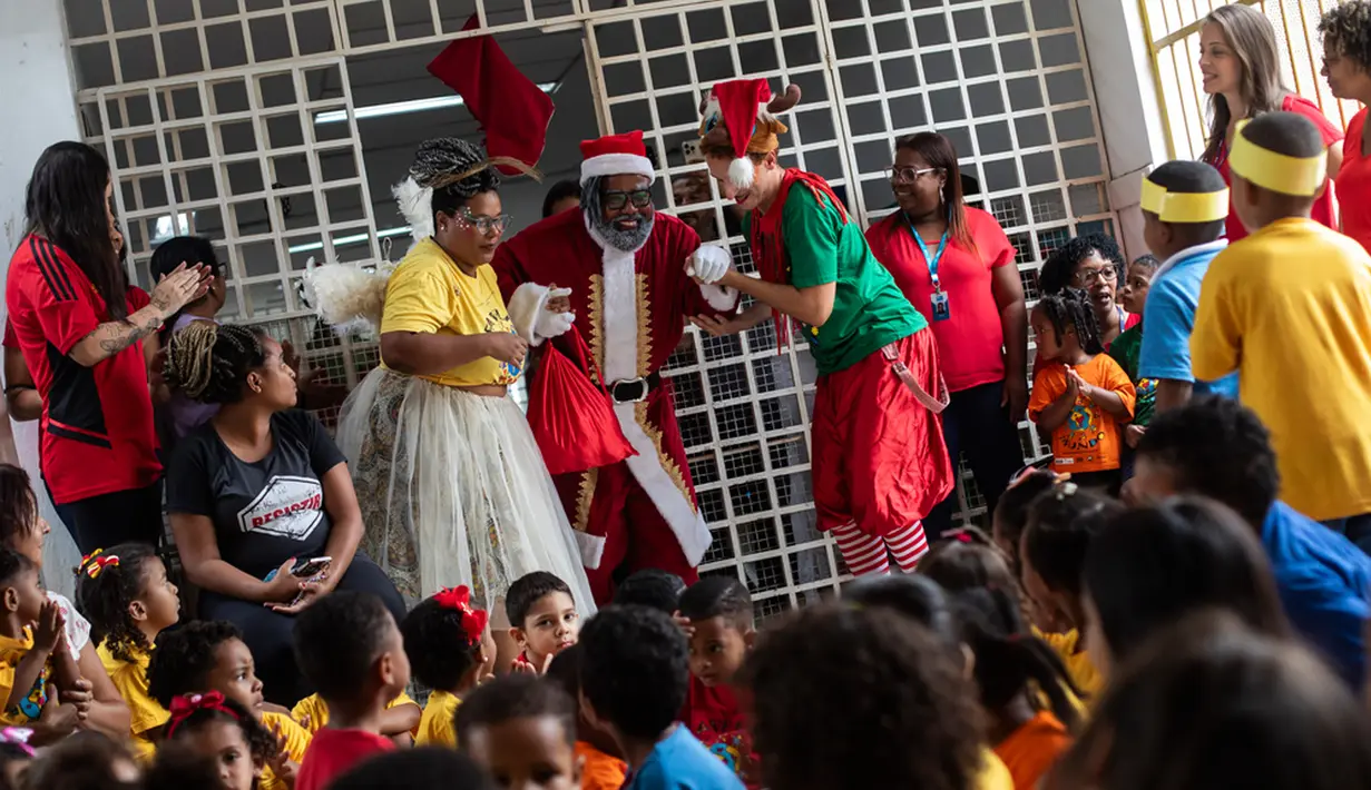 Dengan melakukan hal ini, Rodrigo Franca memberi generasi muda setempat kemungkinan dan referensi yang akan membantu membangun subjektivitas mereka sebagai warga Afro-Brasil dan penduduk favela. (AP Photo/Bruna Prado)