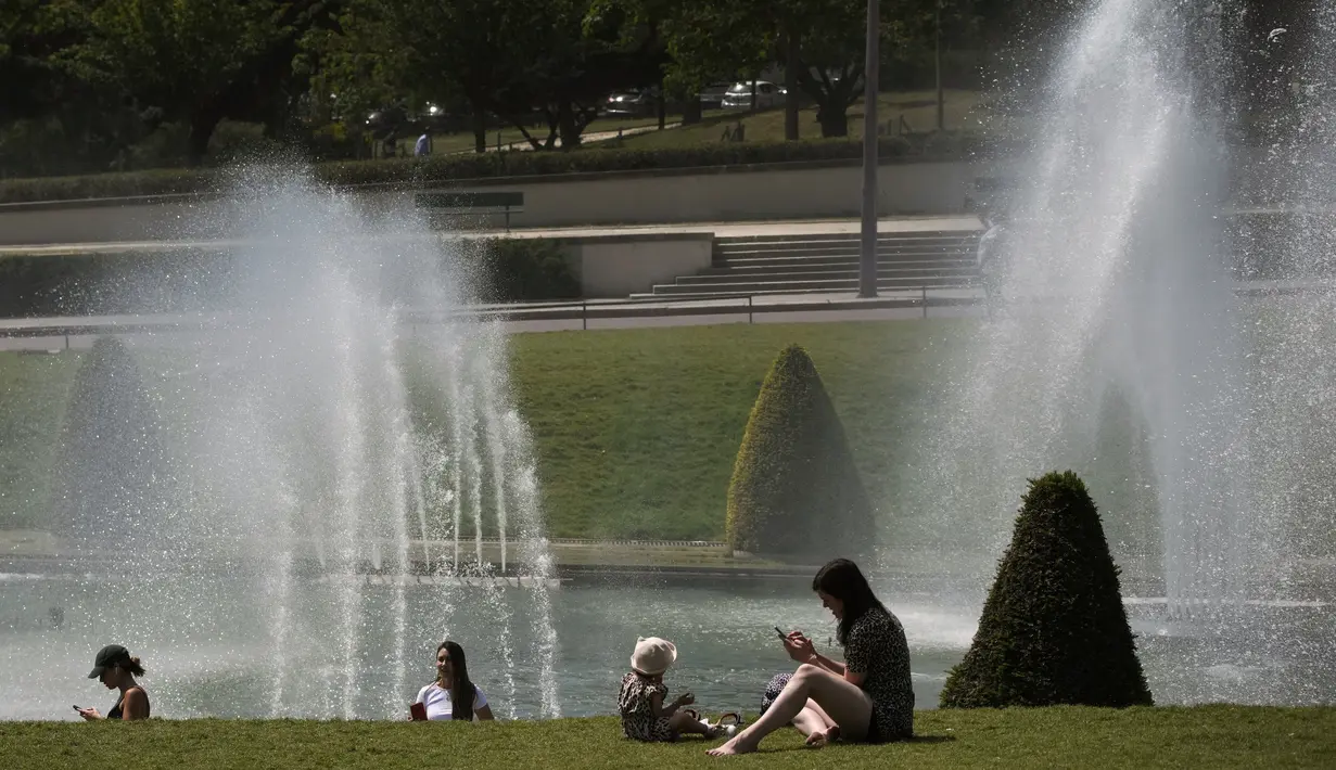 <p>Orang-orang melakukan pendinginan di dekat air mancur taman Trocadero di Paris, Prancis, Rabu (18/5/2022). Cuaca panas diperkirakan akan berlangsung selama beberapa hari di seluruh Prancis. (AP Photo/Christophe Ena)</p>