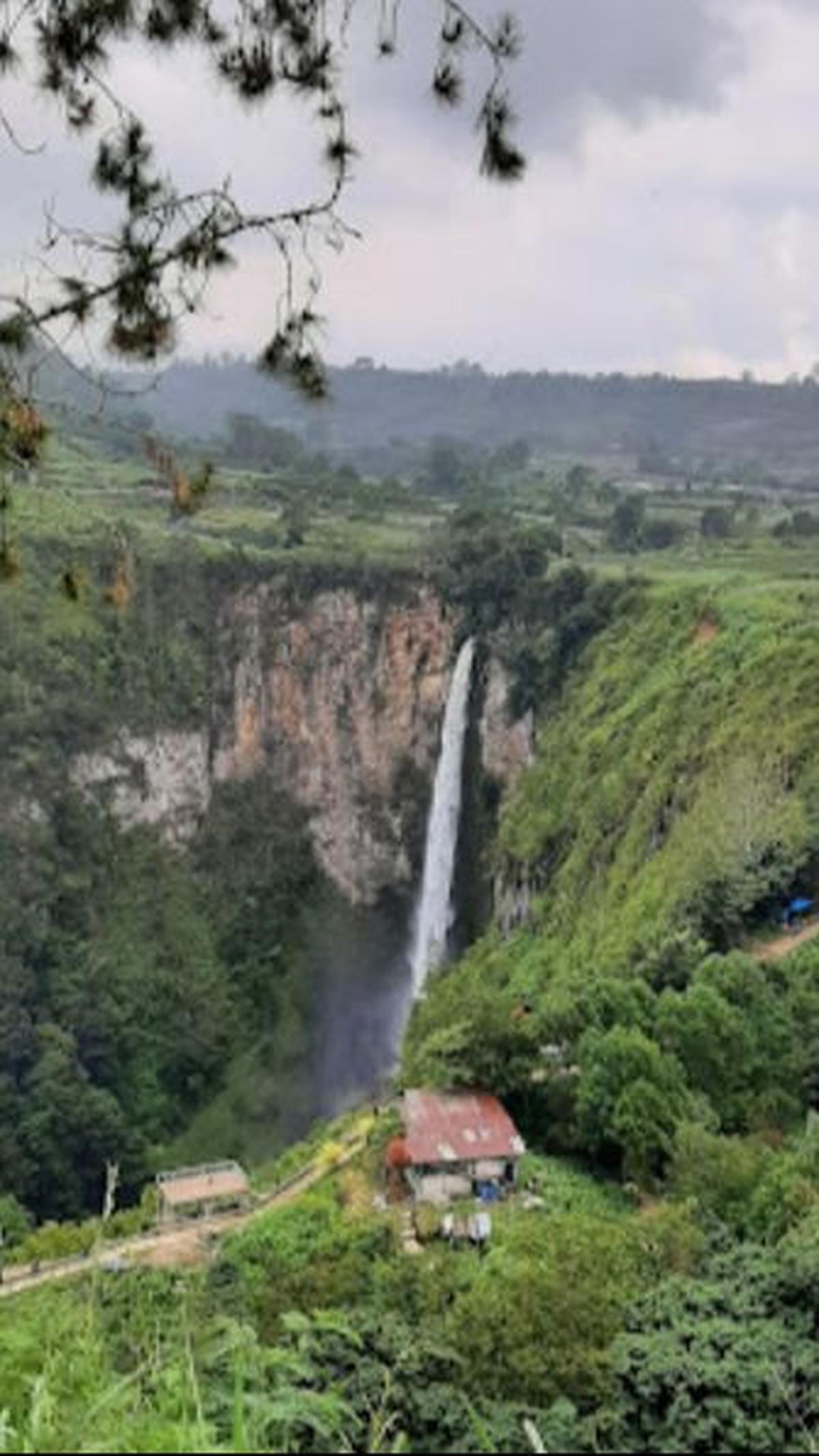 6. Air Terjun Sipiso Piso<br>