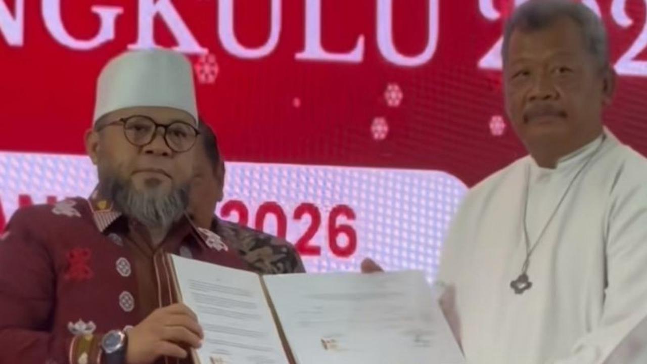 Gubernur Bengkulu Serahkan Surat Pembebasan Lahan Gereja Katolik, Akhiri Penantian Puluhan Tahun