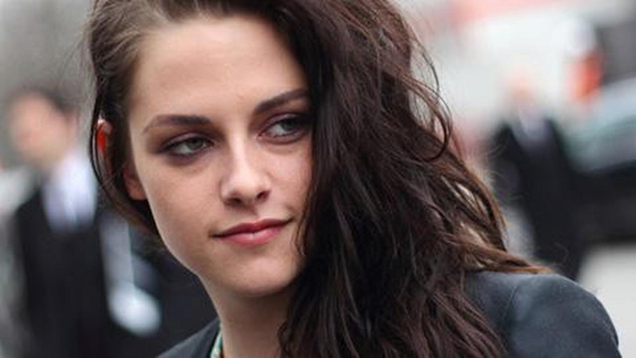 Kristen Stewart pakai sepatu kets (lagi) ke red carpet!