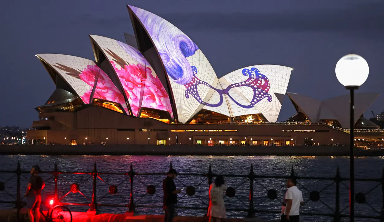 Komedian bernama lengkap John Barry Humphries, dengan nama kecil Dame Edna Everage meninggal karena sakit komplikasi pada 22 April 2023 di Sydney, Australia. (DAVID GREY / AFP)