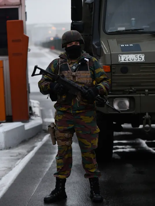 Tentara Belgia melakukan penjagaan di dekat bandara Zaventem, Brussels, Belgia, (23/3). Pihak keamanan Belgia saat ini sedang memburu seorang pria yang diduga pelaku serangan teror.  (JOHN THYS / AFP)