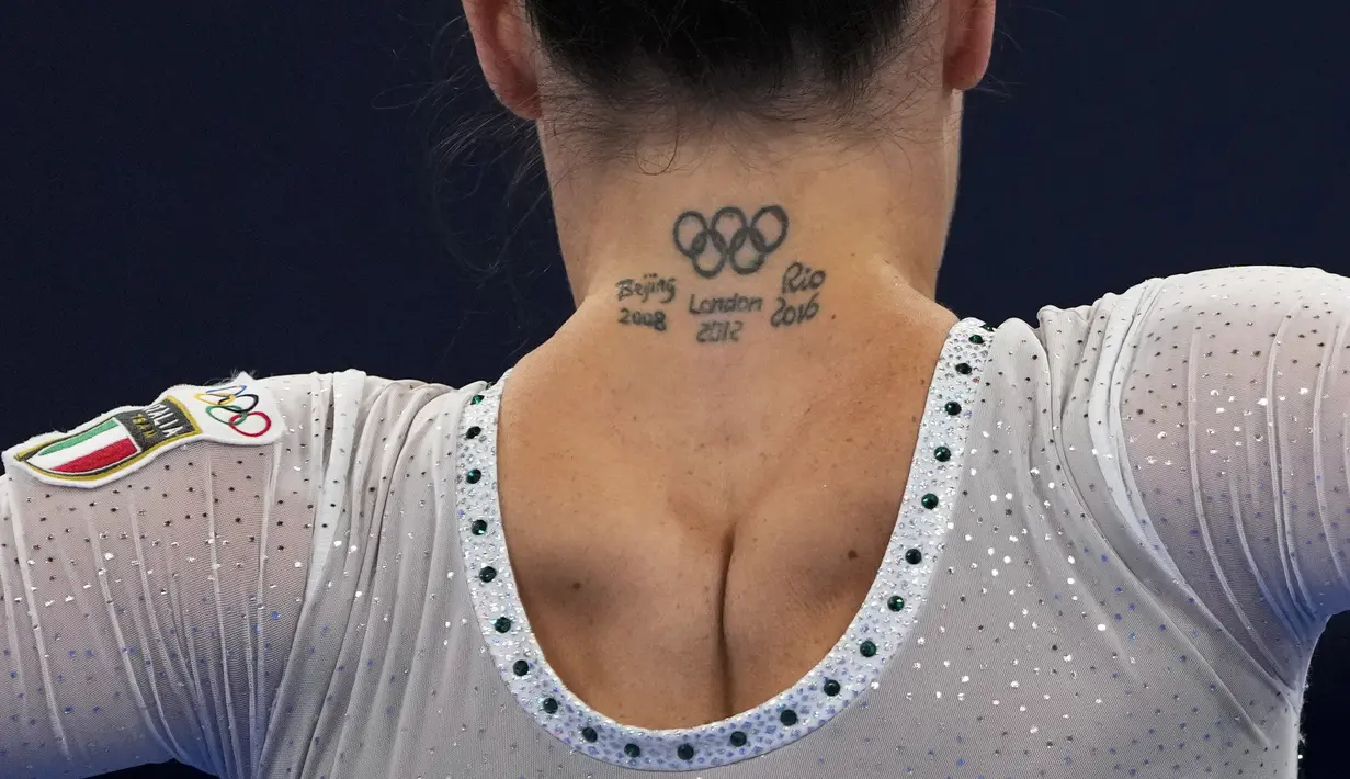Tato di belakang leher pesenam Italia, Vanessa Ferrarisaat kualifikasi senam artistik putri Olimpiade Tokyo 2020 di Tokyo pada 25 Juli 2021. Berbeda dengan negara lain, di Jepang tato dianggap sebagai hal yang tabu dan memiliki kesan yang buruk. (AP/Natacha Pisarenko)