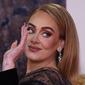 Adele berpose di karpet merah saat tiba di BRIT Awards 2022 di London pada 8 Februari 2022. (Niklas HALLE'N / AFP)