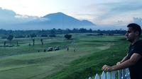 Gelandang Arema, Marcio Teruel, saat menikmati pemandangan di Padang Golf Araya, Malang. (Bola.com/Iwan Setiawan)