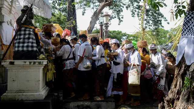 FOTO: Umat Hindu Bali Rayakan Hari Raya Kuningan