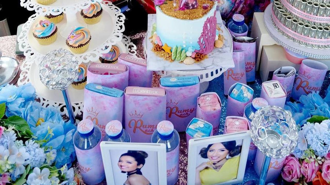 Perayaan ulang tahun tersebut diadakan di sebuah kapal yang diduga disewa secara pribadi oleh rombongan keluarga, dengan hadiah-hadiah, kue, dan dekorasi yang meriah memenuhi suasana pesta.<br>