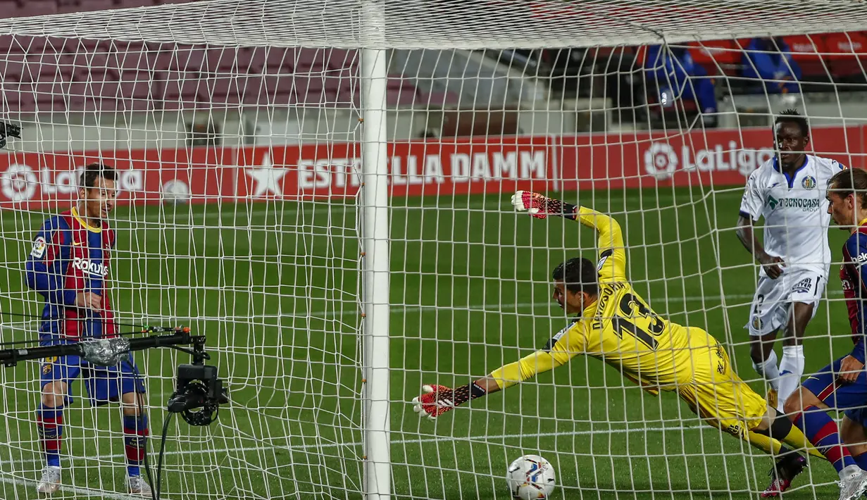 Penyerang Barcelona, Lionel Messi saat mencetak gol ke gawang Getafe pada pertandingan lanjutan La Liga Spanyol di di stadion Camp Nou di Barcelona, Spanyol, Jumat (23/4/2021). Messi mencetak dua gol dan mengantar Barcelona menang telak atas Getafe 5-2. (AP Photo/Joan Monfort)