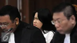 Ekspresi lelah Jessica Wongso saat kembali sidang di PN Jakarta Pusat, Kamis (25/8). Sidang lanjutan kasus pembunuhan Wayan Mirna Salihin ,Jaksa Penuntut Umum (JPU) menghadirkan ahli toksikologi, I Made Agus Gelgel Wirasuta. (Liputan6.com/Helmi Afandi)