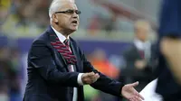 Gaya Pelatih Rumania, Anghel Iordanescu di sela laga kontra Finlandia, di Stadion Nasional Rumania, di Bucharest (8/10/2015). Sang pelatih menghadapi protes dari beberapa pelatih klub lokal Rumania terkait pemilihan pemain timnas.  (EPA/Robert Ghement)