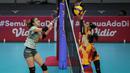 Pemain Bandung BJB Tandamata, Shella Bernadetha Onan (kiri) melakukan spike saat laga lanjutan Proliga 2022 melawan Jakarta Elektrik PLN di Padepokan Voli Jenderal Polisi Kunarto, Sentul, Jumat (21/01/2022). (Bola.com/Bagaskara Lazuardi)