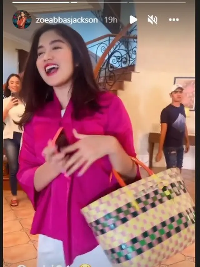 artis wanita sinetron Buku Harian Seorang Istri SCTV tampil menawan memakai kebaya