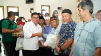 Kepala Badan Pangan Nasional (Bapanas) Arief Prasetyo Adi menyerahkan bantuan pangan kepada warga terdampak bencana. (Istimewa)