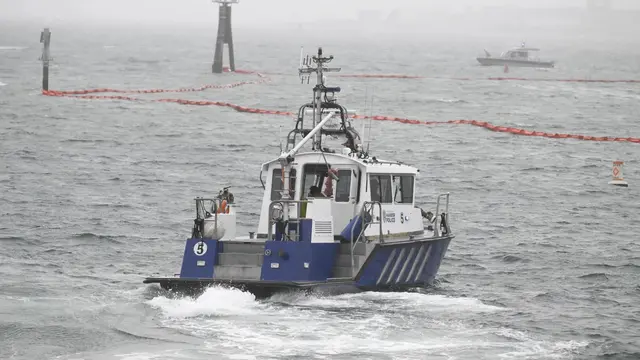 Kapal penangkap ikan selamatkan awak kapal militer AS, Angkatan Laut yang jatuh ke lepas Pantai San Diego, Rabu (12/2/2025). (AP)