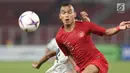 Pemain sayap Timnas Indonesia, Riko Simanjuntak berebut bola dengan pemain Timor Leste, pada penyisihan grup B Piala AFF 2018 di Stadion GBK, Jakarta, Selasa (13/11). Indonesia unggul 3-1. (Liputan6.com/Helmi Fithriansyah)