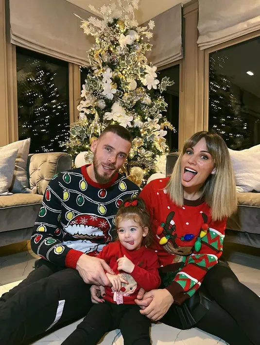 Kiper Manchester United, David De Gea menikmati malam Natal bersama keluarga kecilnya mengenakan sweater dengan hiasan khas Natal. @edurnity.