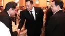 Ia terlihat mengenakan busana formal dengan setelan jas hitam, kemeja putih, dan dasi navy [@agusyudhoyono]