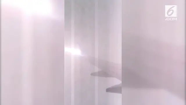 VIDEO: Mengerikan, Pesawat Tersambar Petir Saat Terbang