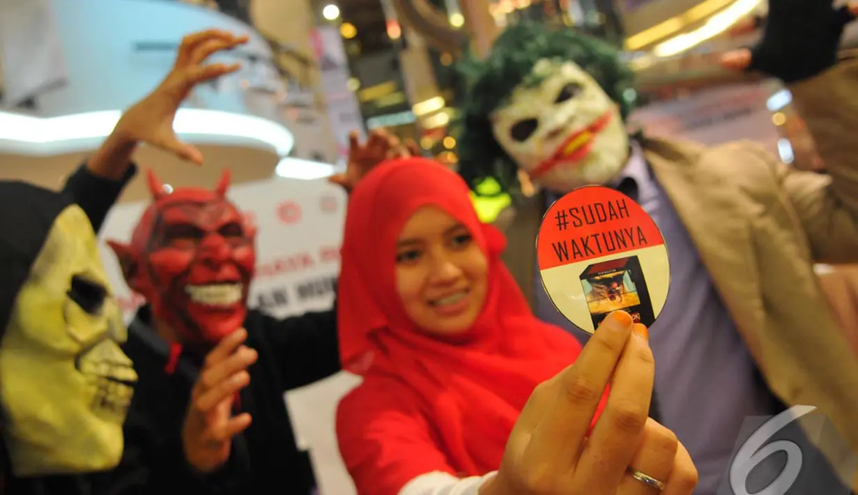 Panitia penyelenggara menunjukkan stiker yang berisi tulisan tentang bahaya rokok, Jakarta, Selasa (24/06/2014) (Liputan6.com/Andrian M Tunay) 