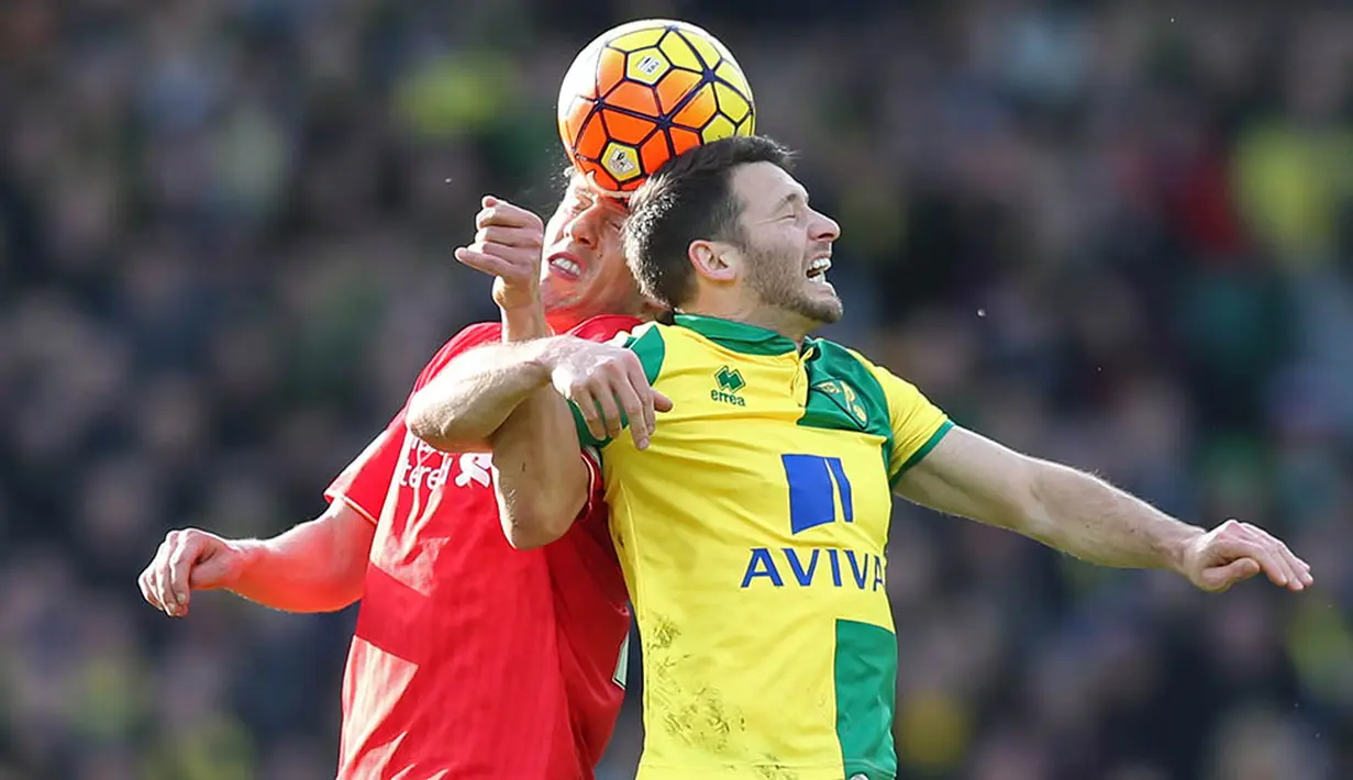 Gelandang Liverpool, Lucas Leiva, duel udara dengan pemain Norwich, Wes Hoolahan. Berkat kemenangan itu Liverpool kini berada di peringkat 7 klasemen Liga Inggris. (Reuters/Alex Morton)