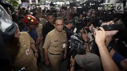 Gubernur DKI Jakarta Anies Baswedan saat meninjau Gedung Bursa Efek Indonesia (BEI), Jakarta, Senin (15/1). Menurut laporan, gedung BEI mengantongi izin Sertifikat Laik Fungsi (SLF) sejak 25 Mei 2017 hingga 25 Januari 2018. (Liputan6.com/Arya Manggala)