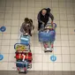 Orang-orang menunggu di bandara OR Tambo di Johannesburg, Jumat (26/11/2021). Sejumlah negara bergerak untuk menghentikan perjalanan udara dari Afrika Selatan sebagai reaksi terhadap berita varian baru COVID-19 yang berpotensi lebih menular yang telah terdeteksi di Afrika Selatan. (AP/Jerome Delay)