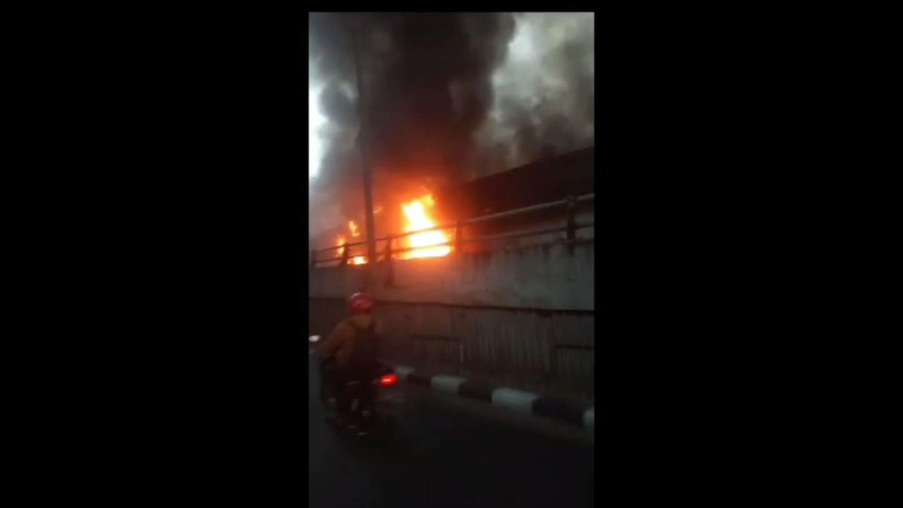 Satu unit mobil pemadam kebakaran dari Kecamatan Tebet diperbantukan untuk memadamkan api  ke lokasi. Informasi kebakaran tersebut diterima petugas kebakaran sekitar pukul 17.30 WIB.