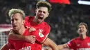 Pemain FC Twente, Michel Vlap melakukan selebrasi setelah mencetak gol ke gawang Fenerbahce pada laga Liga Europa 2024/2025 di FC Twente stadium, Enschede, Belanda, Jumat (04/10/2024) dini hari WIB. (AP Photo/Peter Dejong)