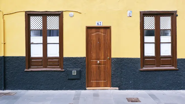 Home Door (unsplash.com/AndrewBuchanan)