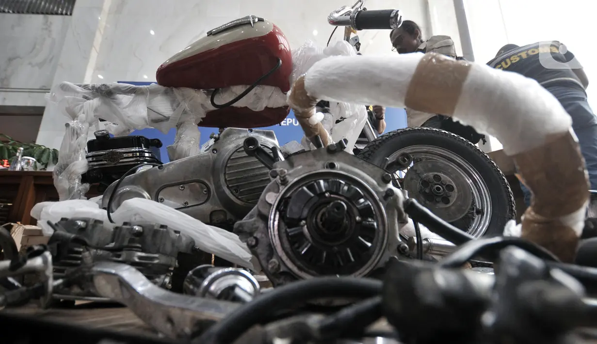 Onderdil motor Harley Davidson yang diselundupkan menggunakan pesawat baru milik Garuda Indonesia saat konferensi pers di Kementerian Keuangan, Jakarta, Kamis (5/12/2019). Harga motor Harley Davidson keluaran tahun 1970-an tersebut mencapai Rp 800 juta per unitnya. (merdeka.com/Iqbal S Nugroho)