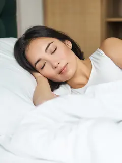 Sudah tidak menjadi rahasia lagi kalau smartphone memiliki daya addictive sehingga merasa sulit untuk tidur di malam hari. (Foto/dok: Freepik/benzoix)