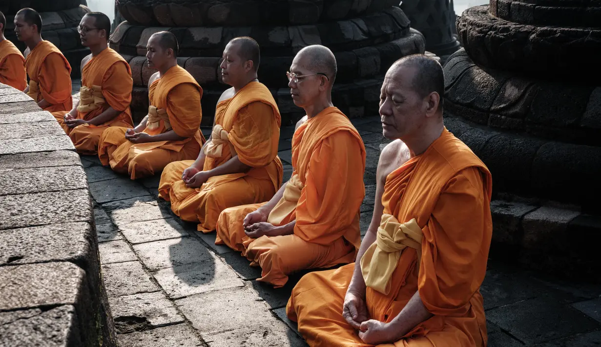 Mereka memanjatkan doa kepada sang Budha atau Parita Buddhanusatti, Dhamanusatti, dan Sanghanusatti. (YASUYOSHI CHIBA/AFP)
