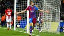 Penyerang Barcelona, Luuk de Jong berselebrasi usai mencetak gol ke gawang Athletic Bilbao selama pertandingan lanjutan La Liga Spanyol di di stadion Camp Nou di Barcelona, Spanyol, Senin (28/2/2022). Dengan kemenangan ini Barcelona berada di posisi keempat dengan 45 poin.  (AP Photo/Joan Monfort)