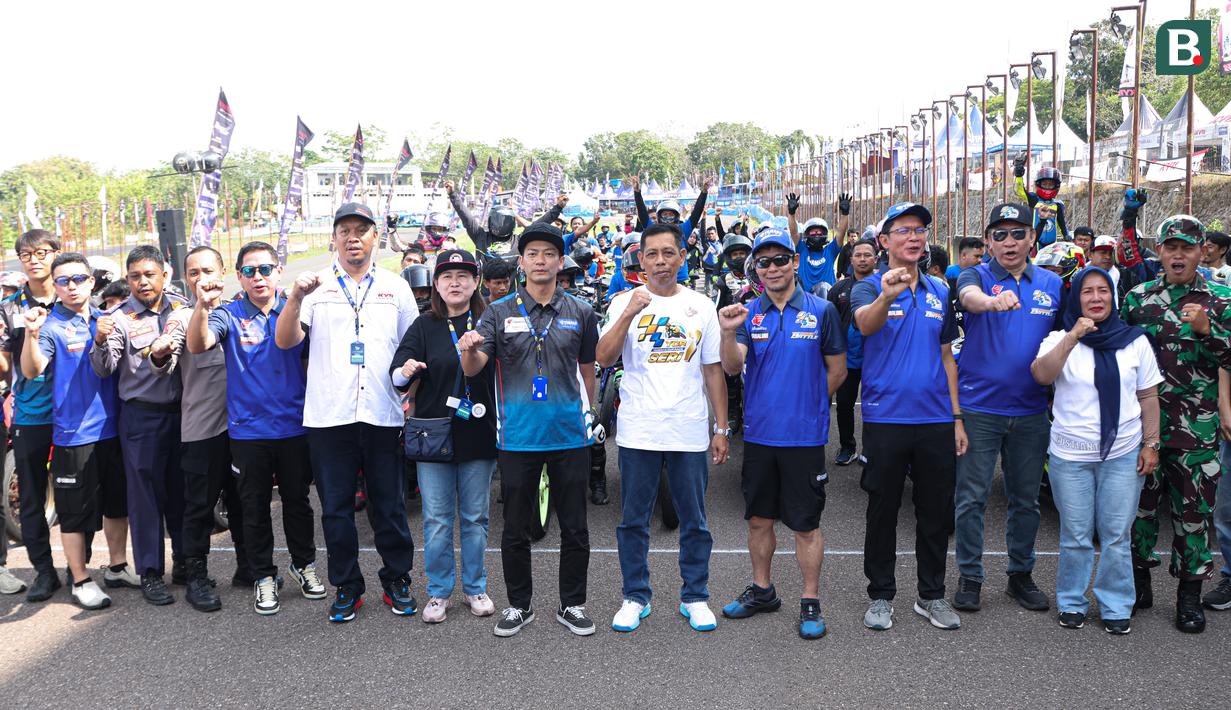 Para petinggi dari Yamaha Indonesia Motor Manufacturing bersama para peserta yang bertanding di Yamaha Cup Race Seri 1 yang bertempat di Sirkuit Puncak Mario, Kabupaten Sidrap, Sulawesi Selatan. (Bola.com/Abdul Aziz)