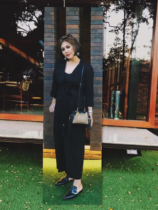 Bukan hal mudah memang, seperti yang dirasakan istri Rifat Sungkar ini. Ia mengakui saat bekerja dari rumah ada saja godaan yang menghambatnya menyelesaikan pekerjaan. (Instagram/sysiio)