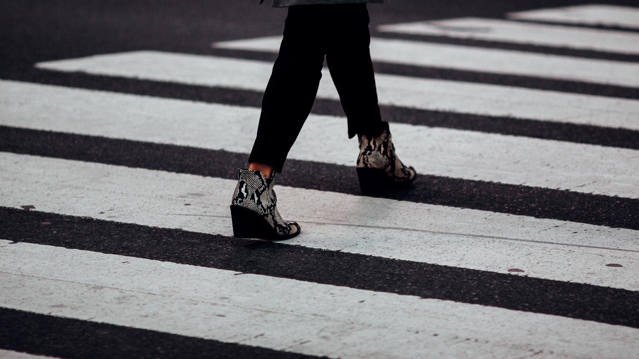 Ilustrasi pejalan kaki tunanetra