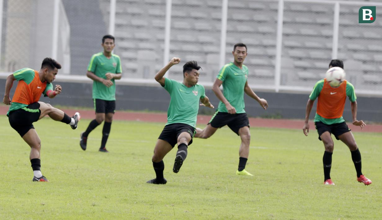 Pemain Timnas Indonesia, Andik Vermansah, melepaskan tendangan saat latihan di Stadion Madya Senayan, Jakarta, Rabu (21/11). Latihan ini persiapan jelang laga Piala AFF 2018 melawan Filipina. (Bola.com/M. Iqbal Ichsan)