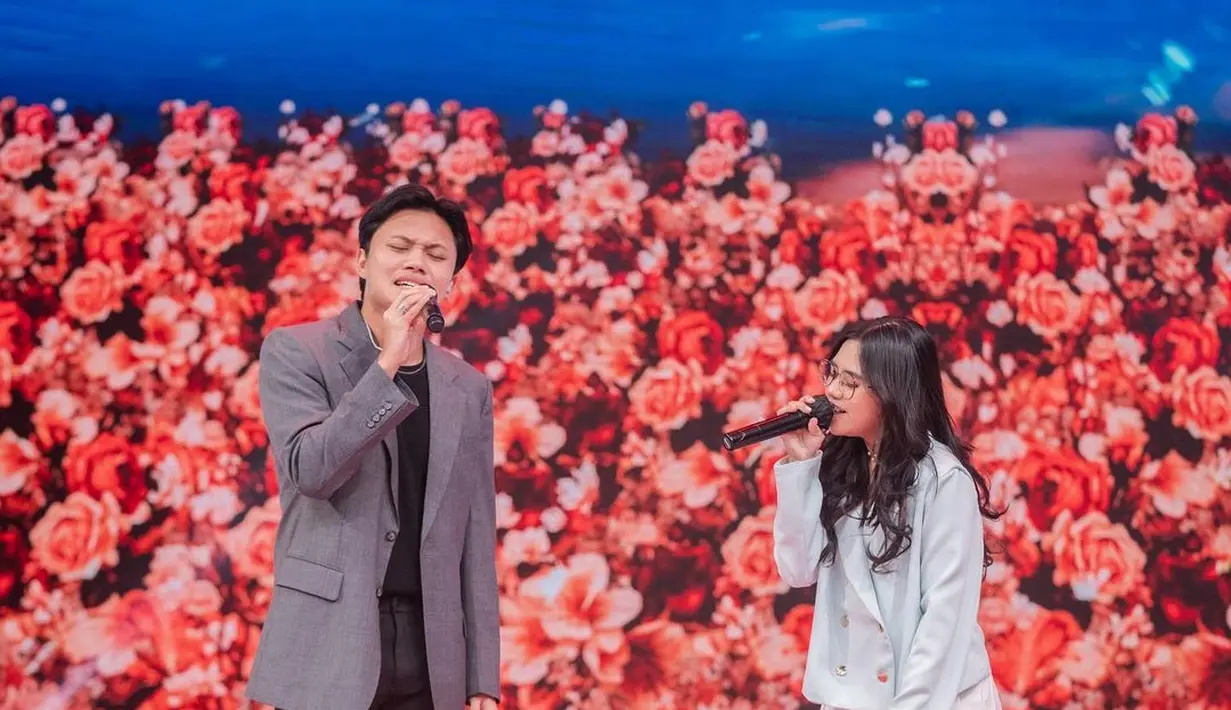 Ziva Magnolya kembali mengenakan rok mini berwarna putih saat tampil di acara musik. Ia pun memadukannya dengan tanktop hitam dan double breasted blazer berwarna abu-abu [instagram/zivamagnolya]