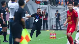 Ekspresi Pelatih Persija Jakarta, Ricky Nelson, saat pertandingan melawan Bali United pada laga BRI Liga 1 di Stadion Jakarta International Stadium (JIS), Jakarta, Sabtu (10/5/2025) malam WIB. (Bola.com/Abdul Aziz)