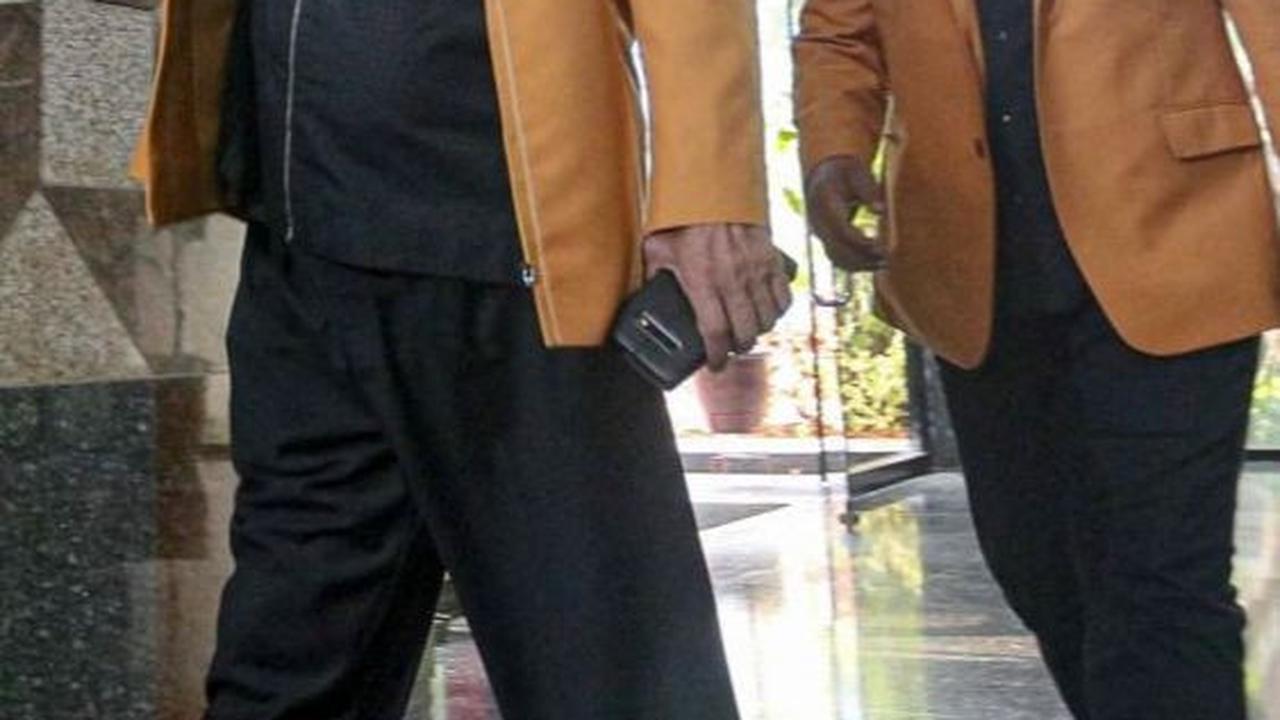 Disusul Ketua Umum Partai Hanura Oesman Sapta Odang alias Oso sekitar pukil 14.00 WIB dengan mengenakan jas partai berwarna kuning.