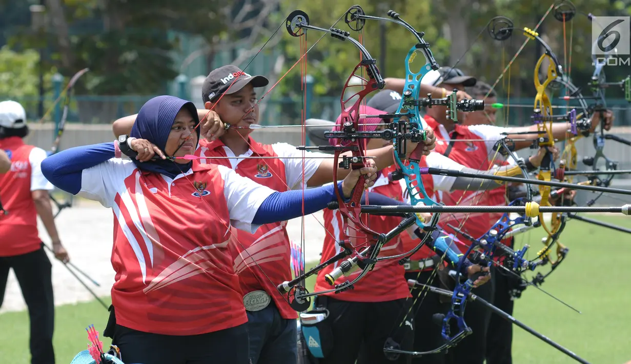 Atlet pelatnas memanah melakukan latihan di Lapangan Panahan Kompleks GBK, Jakarta, Selasa (10/4). Rencananya, timnas memanah Indonesia akan berangkat ke Shanghai dan Turki untuk uji coba. (Liputan6.com/Helmi Fithriansyah)