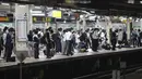 Penumpang menunggu kereta yang tertunda di Stasiun Shinjuku setelah gempa kuat melanda wilayah metropolitan di Tokyo, Kamis (7/10/2021). Gempa bumi kuat berkekuatan 6,1 skala Richter telah mengguncang daerah Tokyo, tetapi para pejabat mengatakan tidak ada bahaya tsunami. (AP Photo / Eugene Hoshiko)