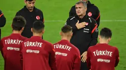 Pelatih Turki, Senol Gunes, memberikan arahan kepada pemainnya saat sesi latihan di Rheinenergie stadium, Jerman, Rabu (7/10/2020). Turki akan menghadapi Jerman pada laga Persahabatan. (AFP/Ina Fassbender)